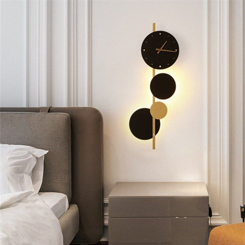 ساعة حائط بإضاءة