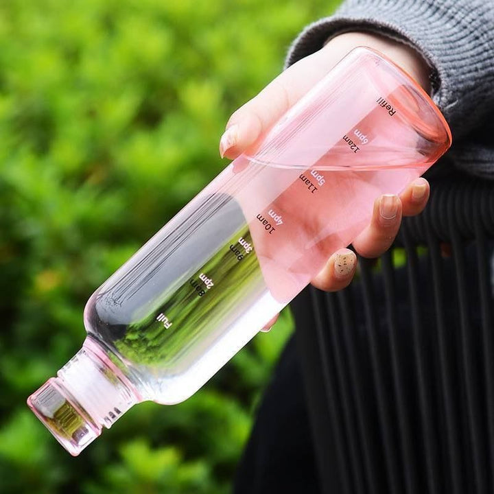 زجاجة زجاج ملوّنة – سعة 1 لتر | شكل أنيق ومناسب للتقديم أو الاستخدام اليومي 💧
