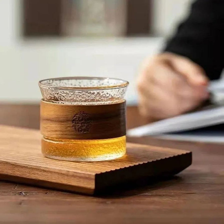 ☕ استكانة شاي / قهوة بزجاج حراري وإطار خشبي – تصميم أنيق ولمسة دافئة 🪵